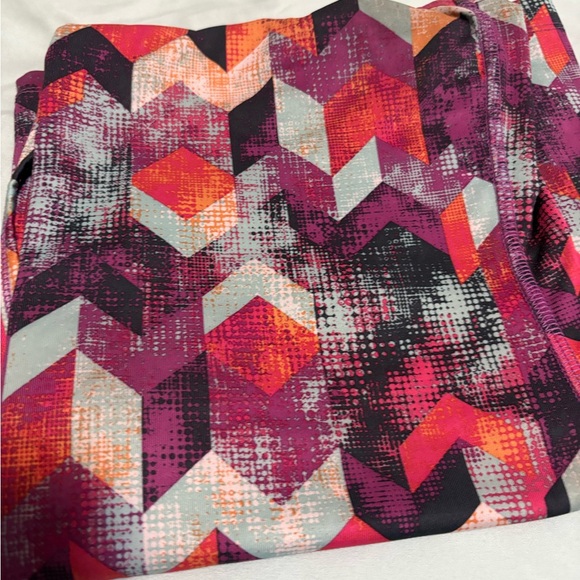 Geometric Patterned Racerback Tank Top - Picture 5 of 5